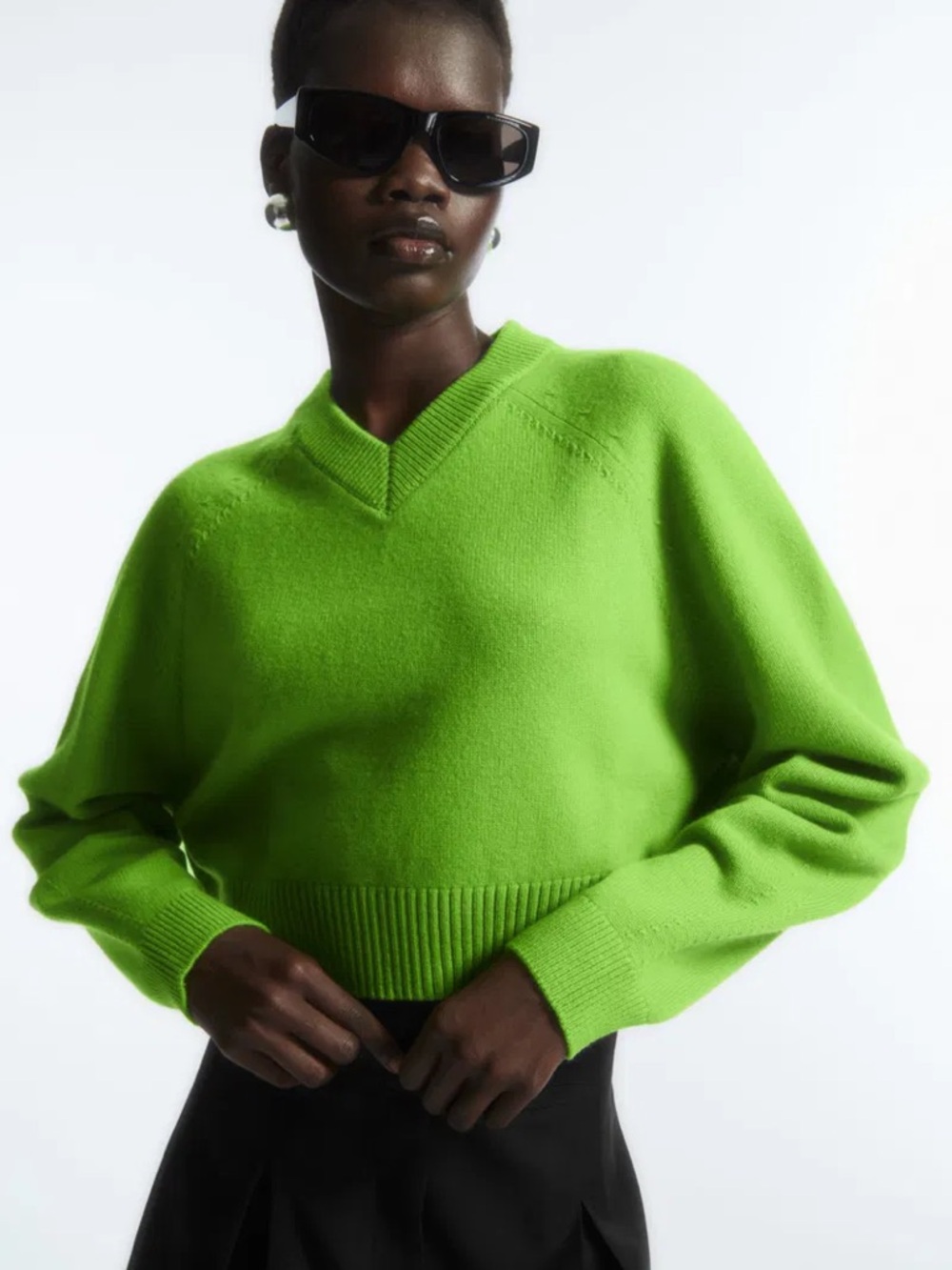 Cos Cropped V-Neck Wool Jumper Sweater In Green - Picture 7 of 7